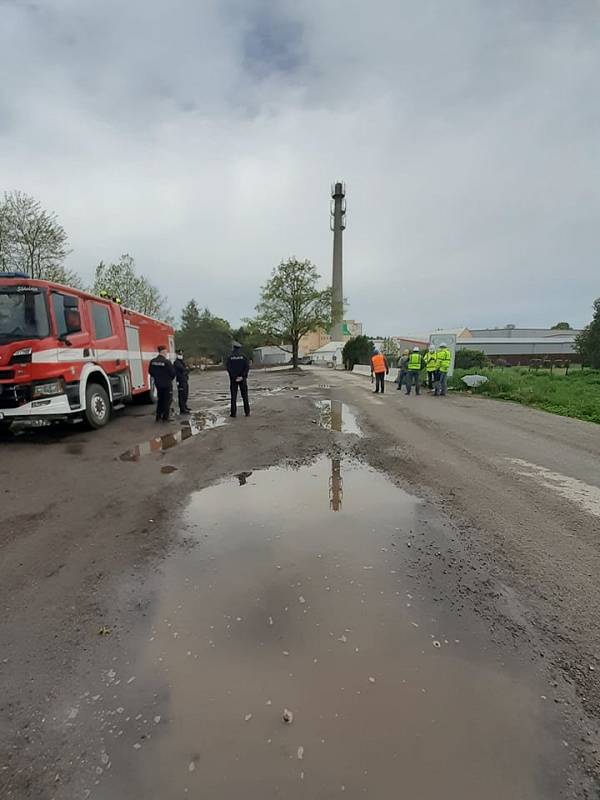 Ráno před detonací. Na 24 hodin zavřeli komunikaci, do komína navrtali 100 vrtů. Kolem 10. ráno už měli nabito 5 kily plastické trhaviny.