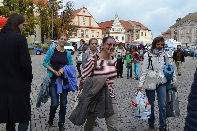 Celodiecézní pouť v sobotu vyvrcholila mariánským průvodem ze Žižkova náměstí starou poutní cestou na Klokoty.