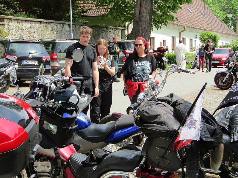 V pořadí 6. ročník Motorkářského požehnání v Chýnově se vydařil, hojné účasti přálo počasí a i atmosféra byla opět magická.