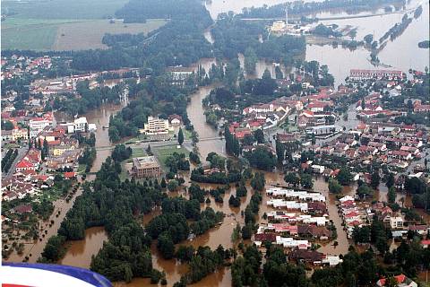 Veselí nad Lužnicí při povodni 2002 letecky.