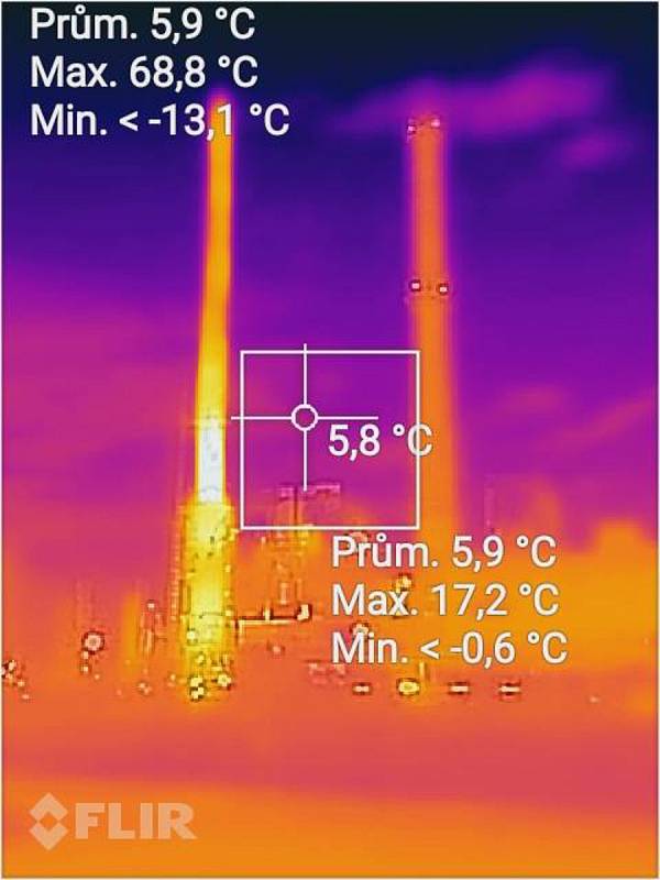 Požár komína v Plané zachycený termokamerou.