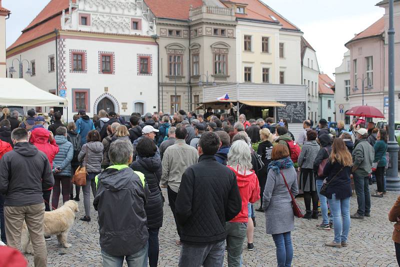 Do celostátních protestů proti premiéru Andreji Babišovi a ministryni spravedlnosti Marii Benešové se v úterý v podvečer zapojil také Tábor.