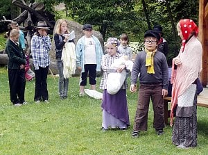 VZPOMÍNKA NA SPISOVATELE. Aby nadějkovské děti přiblížily život Prokopa Chocholouška, nacvičily o něm představení. 