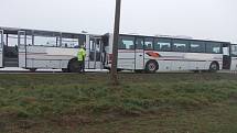 Za Košínem ve směru na Chotoviny se ráno srazily tři autobusy