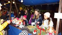 Ve středu 27. listopadu se prostor před chýnovskou školou proměnil ve vánoční tržnici.