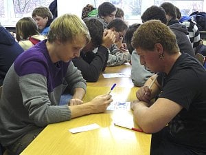 Logická hra piškvorky vyžadovala od studentů stoprocentní soustředění a přehled, kam umístí kroužek či kolečko protihráč. 