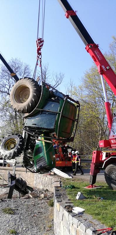 Profesionální hasiči z Tábora havarovaný traktor z rybníka u Mladé Vožice vyprostili.