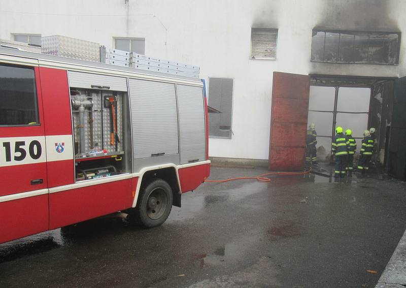 Druhý stupeň požárního poplachu byl vyhlášen v pátek odpoledne při požáru v Choustníku. Na místě zasahovali profesionálové ze Soběslavi a Tábora a dobrovolní hasiči z Plané nad Lužnicí, Choustníku, Tučap, Chýnova a Deštné.