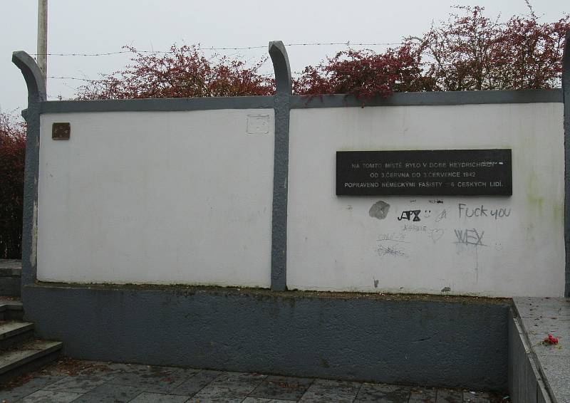 Během Heydrichiády na jaře 1942 bylo na tomto památném místě za zdí táborských kasáren popraveno 156 mužů a žen ze širokého okolí Táborska a Českobudějovicka, částečně i středních Čech.