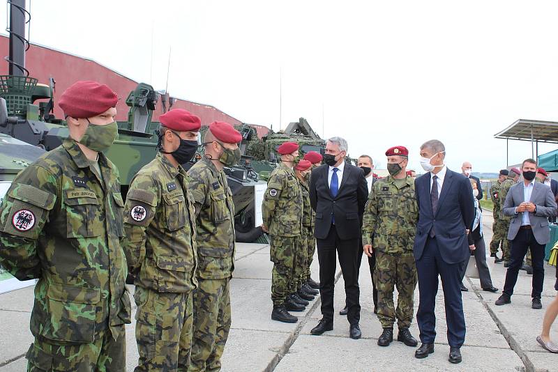 Premiér Babiš navštívil 42. mechanizovaný prapor v Táboře.