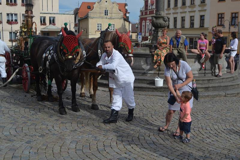 Historická hasičská technika zastavila v sobotu i v Táboře.