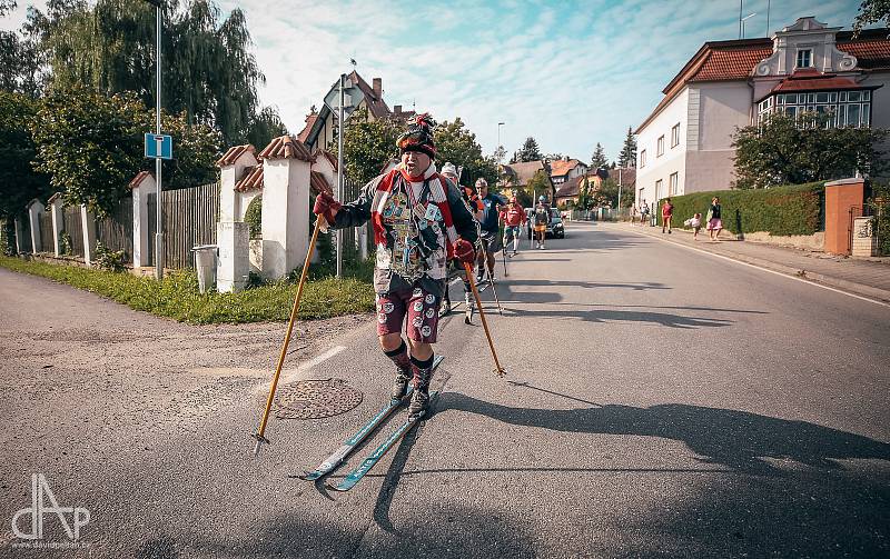 Pět členů horské služby Planá nad Lužnicí opět vyrazilo do ulic na běžkách v rámci 32. ročníku recesistické a sportovní akce HS Open.