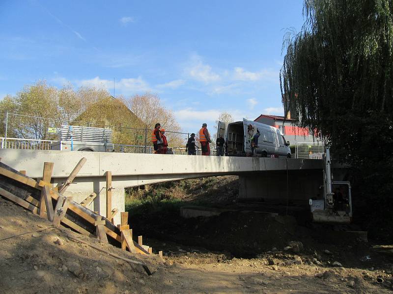 Poslední stavební úpravy mostu v Tučapech před jeho otevřením.