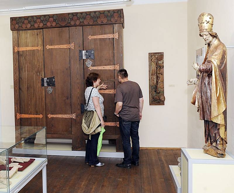 NEJCENNĚJŠÍM exponátem nové expozice je unikátní gotická skříň sloužící ve věži při kostelu sv. Petra a Pavla jako městská pokladnice.