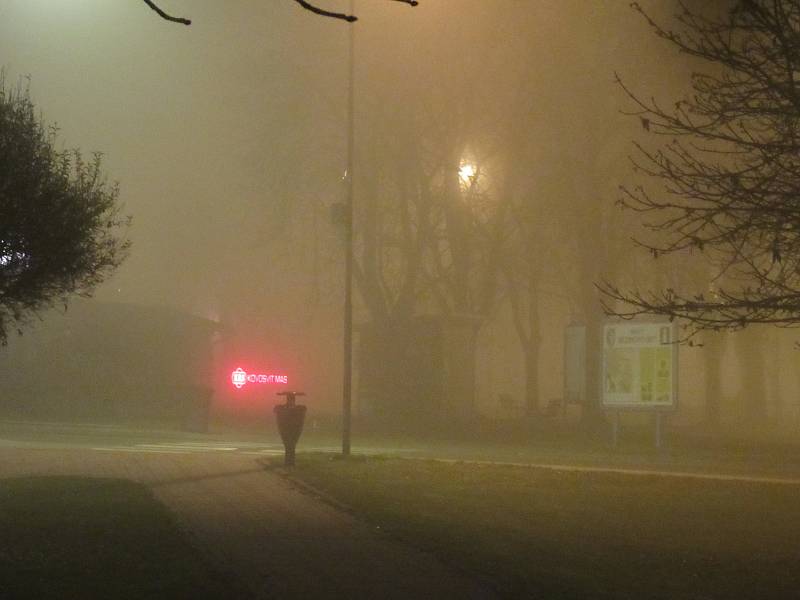 Jihočeská města se po setmění mění v liduprázdné osady, atmosféru tento víkend umocnila ještě mlha. Snímek je ze Sezimova Ústí.