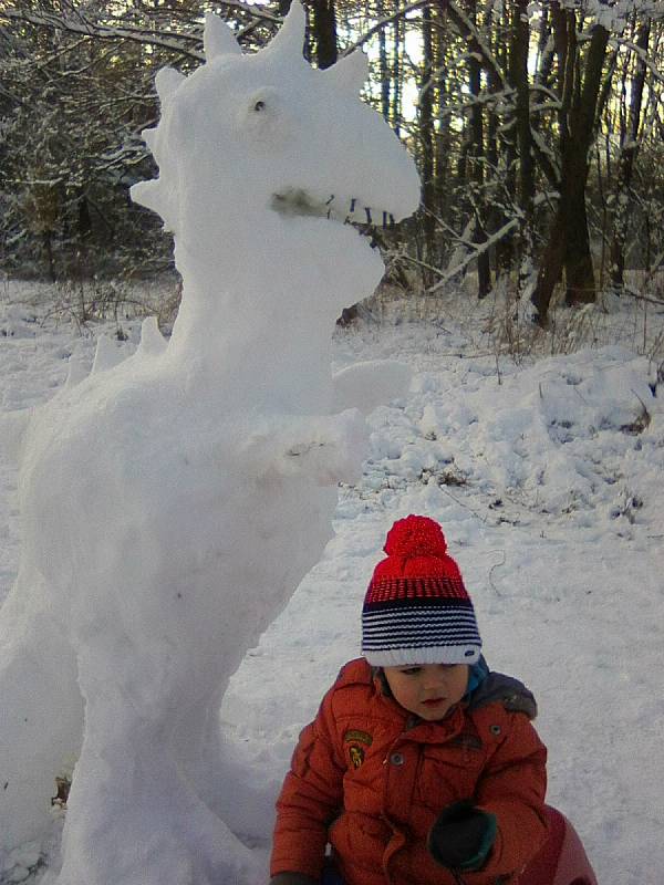 Malý Martínek u dinosauřího sněhuláka.