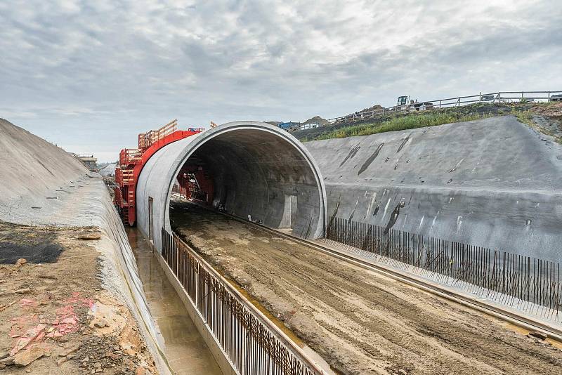 Výstavba nové devítikilometrové přeložky na IV. koridoru mezi Soběslaví a Doubím v režii trojice firem Strabag, Eurovia a Metrostav po roce od zahájení pokročila.