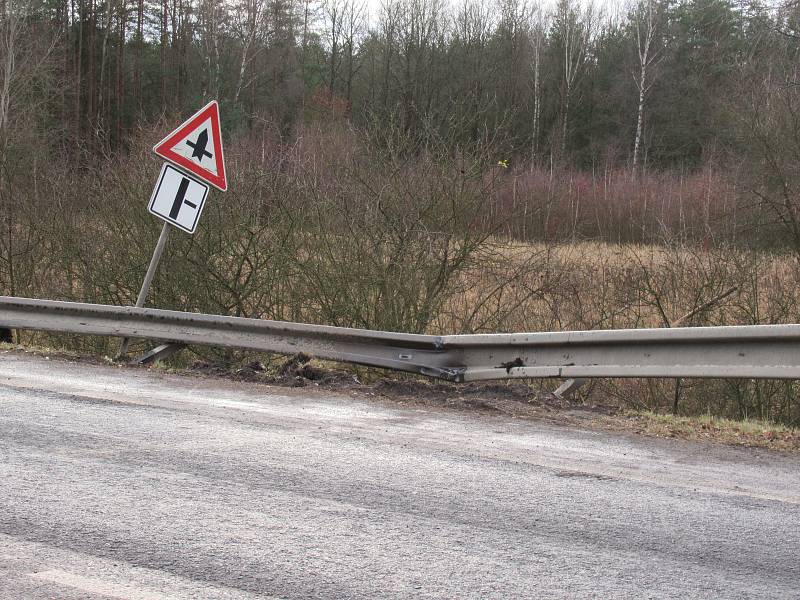 Úsek, kde ve středu ráno došlo ke smrtelné nehodě je již s opatrností průjezdný. Kolizi připomínají proražená svodidla a rozsypaný sorbent na komunikaci.