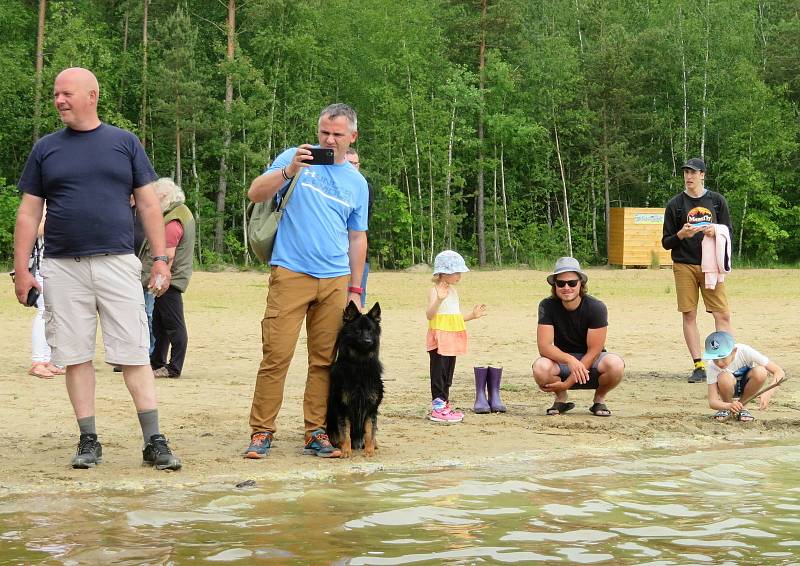 Slavnostní křest dračí lodě a první trénink Bestií se uskutečnil v neděli 6. června v 15 hodin.