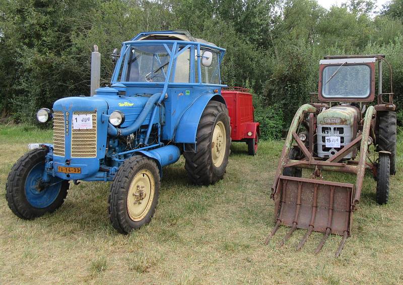 Na šedesát traktorů soutěžilo na hřišti v Dráchově.  Lenka Pospíšilová