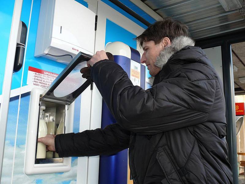 Po sídlišti Nad Lužnicí má svůj automat na mléko i Pražské sídliště.