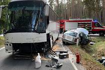 Tragická srážka osobního auta s autobusem u Stoklasné Lhoty na Táborsku 21. září 2023.
