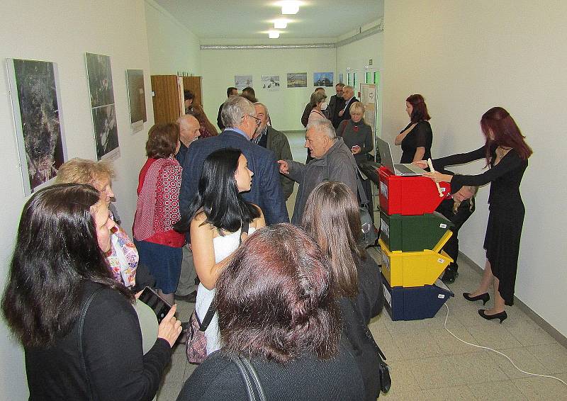 Slavnostní zahájení výstavy Tady orel v prostorách Střední odborné školy ekologické a potravinářské (SOŠEP) ve Veselí nad Lužnicí se uskutečnilo v úterý 4. října v 17 hodin.