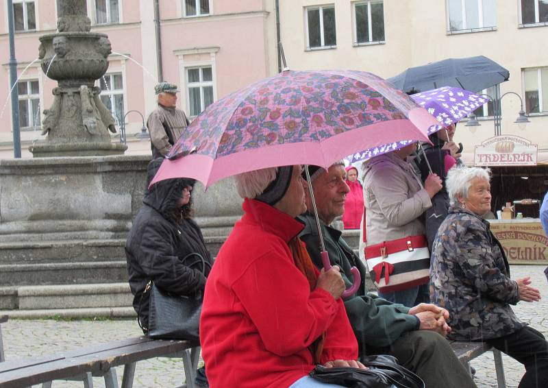 Počasí v sobotu 4. května neodradilo návštěvníky od návštěvy Žižkova náměstí a koncertu Keramičky.