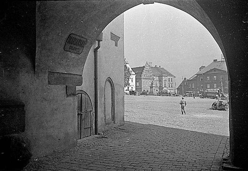 Táborská podloubí a uličky Starého města. Fotografie pochází z táborského atelieru Šechtl a Voseček. Zveřejňujeme je s laskavým svolením Marie Šechtlové.