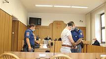 Soud v Táboře řeší pobodání mezi Rumuny na ubytovně.