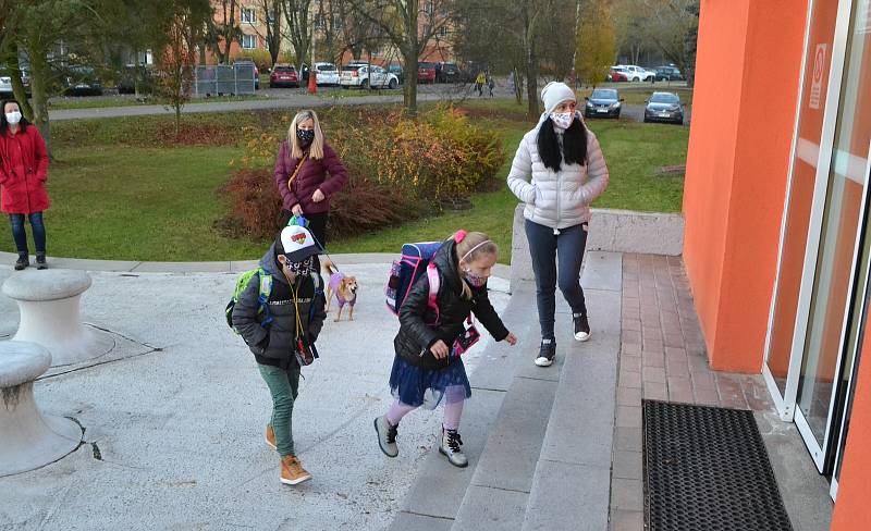 Školáci prvních a druhých tříd jsou zpět, dočkala se jich i ZŠ Zborovská v Táboře.