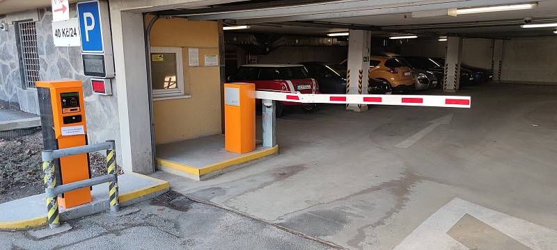 Parkovací dům pod táborskou Střelnicí se dočkal modernizace.