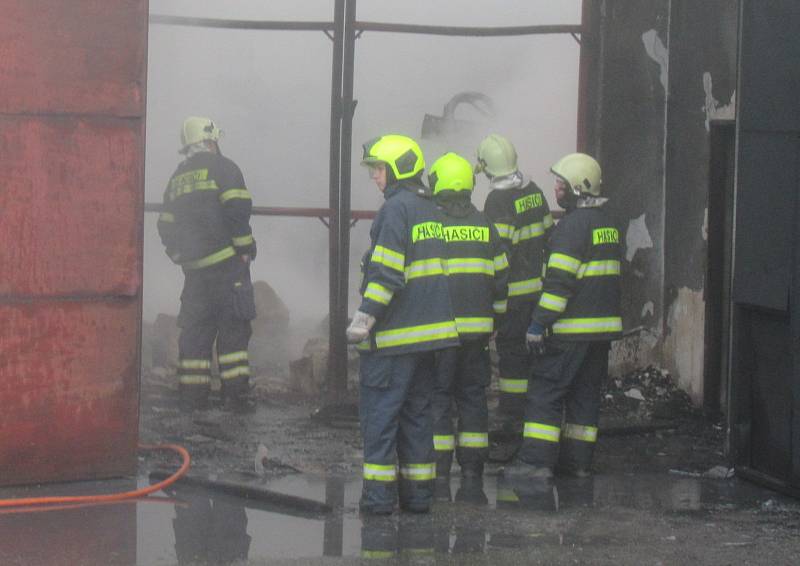 Druhý stupeň požárního poplachu byl vyhlášen v pátek odpoledne při požáru v Choustníku. Na místě zasahovali profesionálové ze Soběslavi a Tábora a dobrovolní hasiči z Plané nad Lužnicí, Choustníku, Tučap, Chýnova a Deštné.