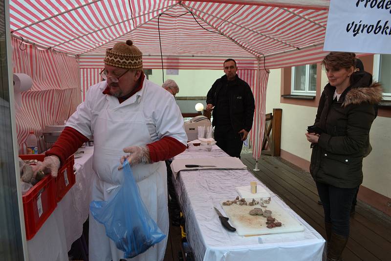 Na předzahrádce restaurace Beseda na Žižkově náměstí v Táboře se od sobotního rána rozvoněla hned celá řada dobrot: jitrnice, ovar, tlačenka a další vybrané zabijačkové lahůdky.