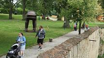 Zámeckou zahradu v Bechyni do konce září zdobí extravagantní díla známého českého sochaře Davida Černého.