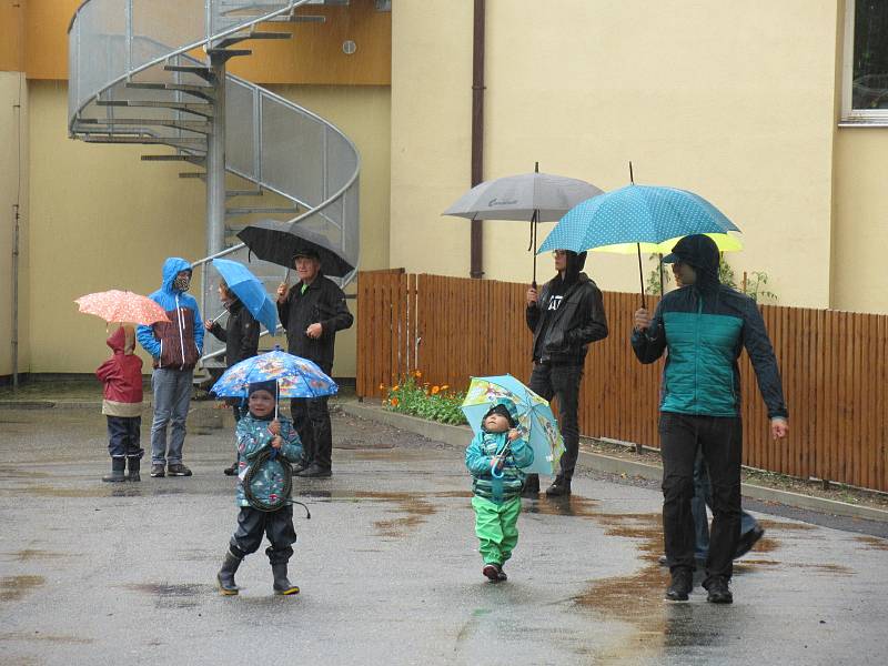 V pondělí 28. září byl po půl 12 dopoledne na věž kostela sv. Václava v Plané nad Lužnicí jeřábem vyzdvižen a zavěšen stejnojmenný zvon z dílny myslkovického mistra zvonaře Michala Votruby. Týž den odpoledne začal plnit svůj účel.