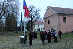 V sobotu se v parku barokního zámku v Táboře-Měšicích sešla dvacítka členů a příznivců České atlantické komise při příležitosti slavnostního odhalení pomníku k uctění památky všech obětí totalitních diktatur.