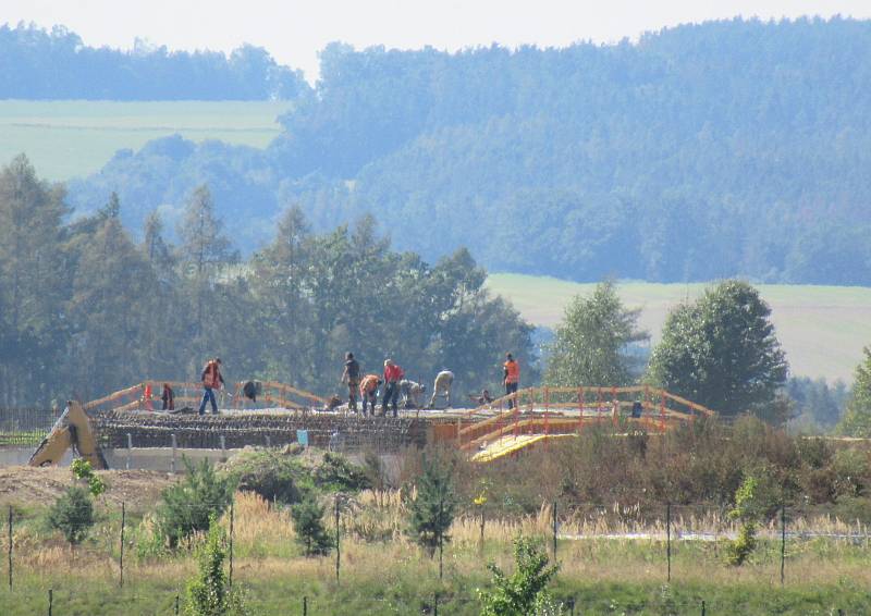 Za stanicí Soběslav vzniká Zvěrotický tunel, který bude ve finále měřit 370 metrů. Na něj navazuje přemostění komunikace ve směru na Sedlečko. Estakádu vytvoří celkem 27 mostních polí.