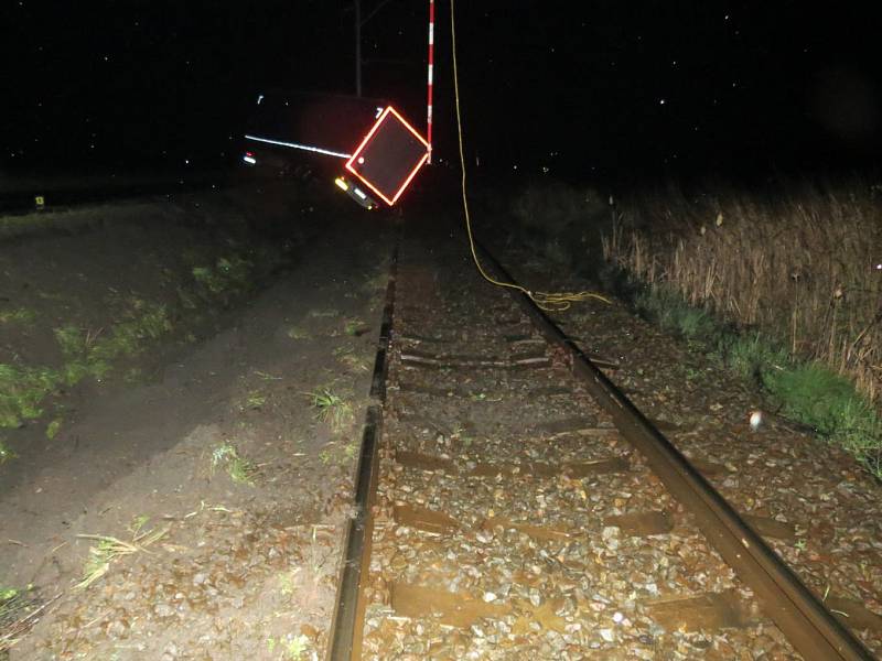 Na železničním přejezdu u obce Sudoměřice u Bechyně se v úterý večer střetlo osobní a nákladní auto. Kamion se pak převrátil a zasahoval do kolejiště.