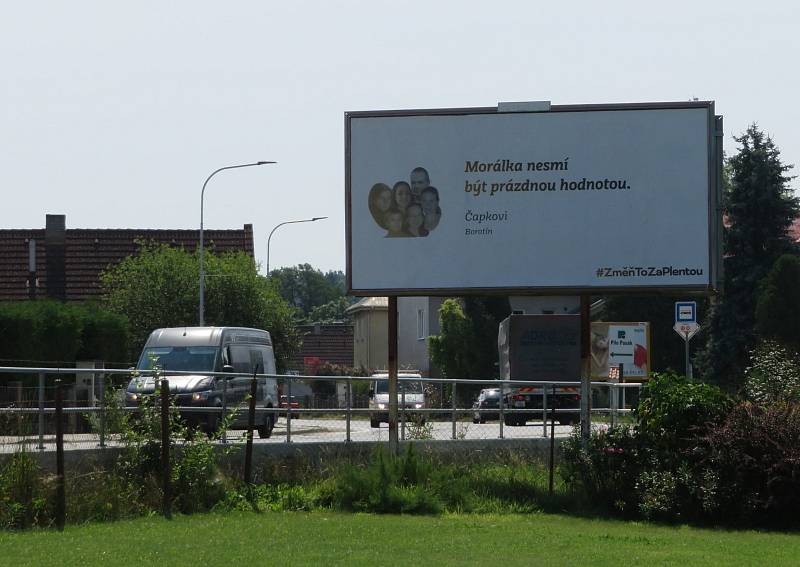 Šestičlenná rodina z Borotína na Táborsku zdobí billboard v Plané nad Lužnicí. Jedná o výzvu veřejnosti, aby se lidé zúčastnili podzimních voleb, podle Čapkových je čas na změnu.