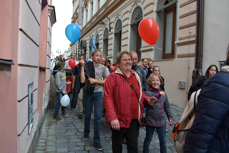 Celodiecézní pouť v sobotu vyvrcholila mariánským průvodem ze Žižkova náměstí starou poutní cestou na Klokoty.