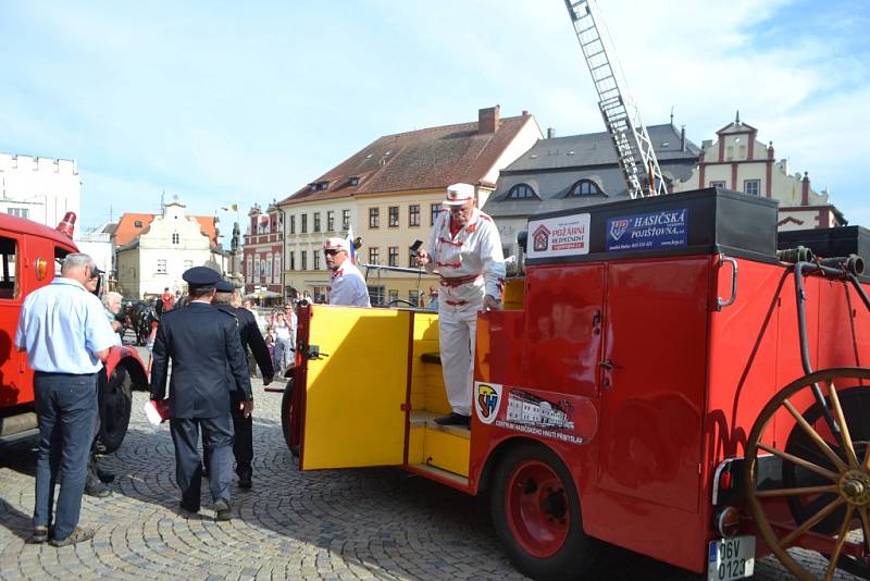 Historická hasičská technika zastavila v sobotu i v Táboře.