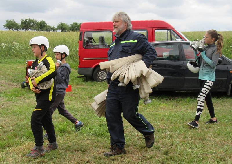 Na louce u bývalého kravína se sobotního dopoledne sjelo celkem 28 družstev mladých hasičů z Táborska. Sbor dobrovolných hasičů Oltyně ve spolupráci s SDH Řepeč pořádal další ročník soutěže v požárním útoku pro mládež.