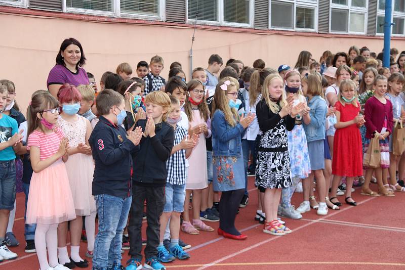 V Chýnově na Táborsku dostávali žáci vysvědčení na různých místech. Někdo ve škole, jiný na fotbalovém hřišti a další třeba v trávě pod ořechem.