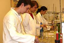Donesené vzorky vody v laboratoři v pátek prověřovali také Jakub Kirschner, Josef Hanousek a Rudolf Nowak.