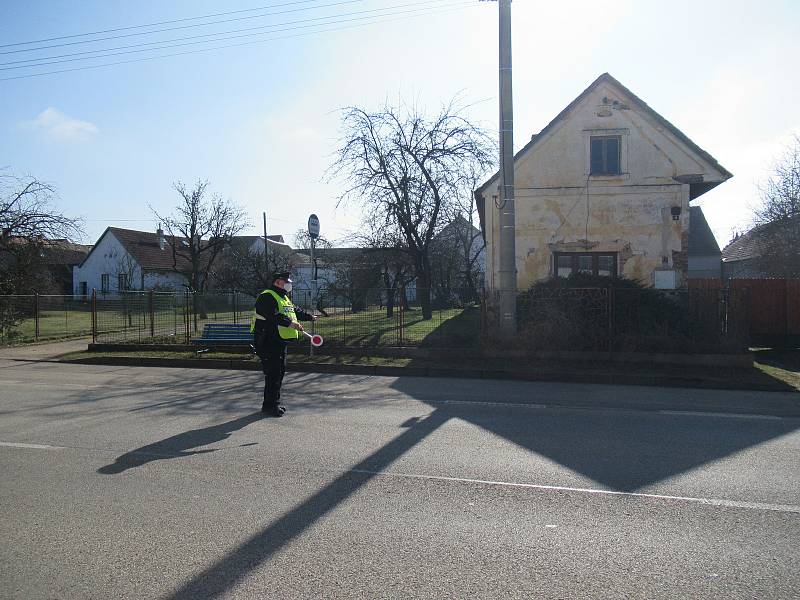 Policejní kontroly na hranicích Táborska a Jindřichohradecka se v pondělí 1. března uskutečnily bez problémů. Podle zasahujících policistů byli řidiči připraveni a disponovali alespoň čestným prohlášením.