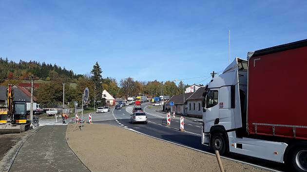 Po silnici, která spojuje Prahu a České Budějovice, denně projede kolem sedmnácti tisíc aut, z toho pětinu tvoří nákladní vozy a kamiony. Za Miličínem je nájezd na dálnici D3.