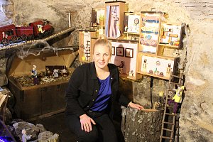 Skřítkov v Bechyni s provozovatelkou Veronikou Vrábkovou. Expozice s asi 80 postavičkami dělá radost návštěvníkům v Dlouhé ulici od jara roku 2023.