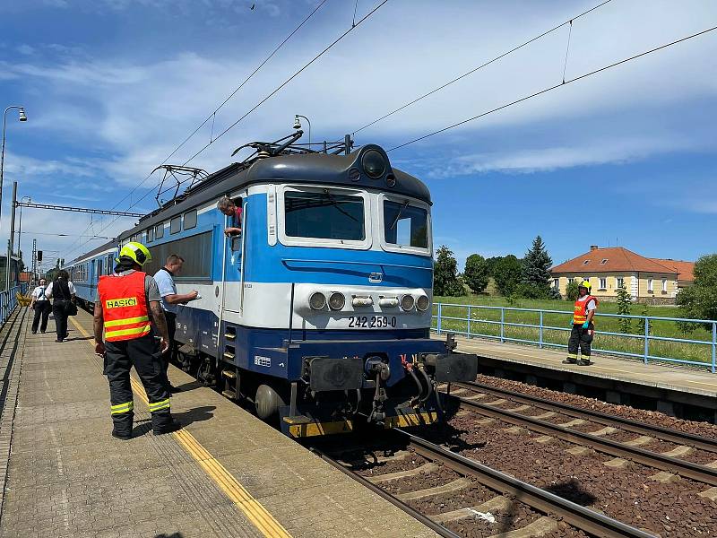 Srážka vlaku s chodcem v Táboře zastavila provoz na trati. Na místě zasahovali záchranáři, vážně zraněného muže transportoval vrtulník do českobudějovické nemocnice.