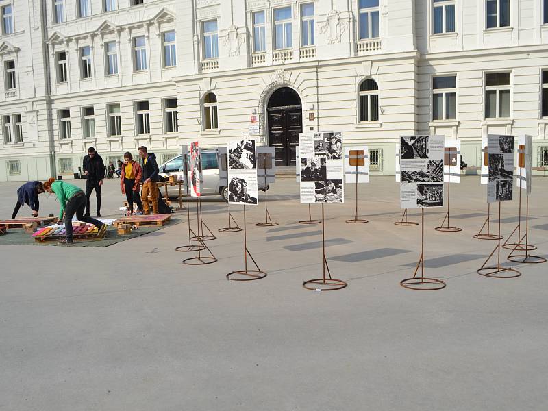 Na náměstí vyráběli dobrovolníci nábytek pro festival Jeden svět.